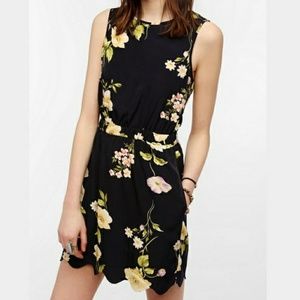 Sale! Donating soon! Corpus scalloped floral dress